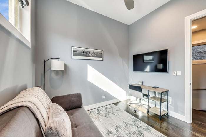 Building Photo - 1021 N Hermitage Ave