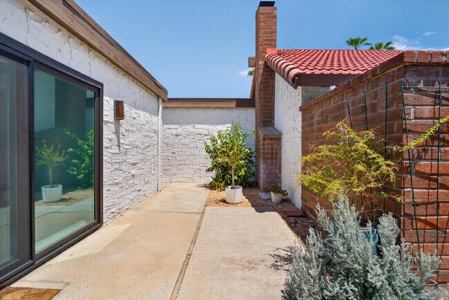 Building Photo - 2490 E Miramonte Cir