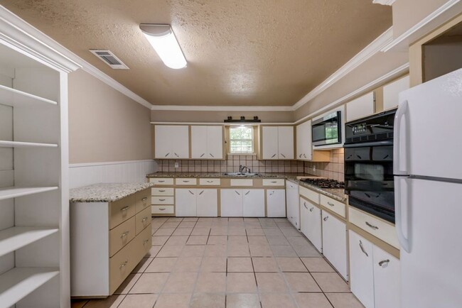 Building Photo - Beautifully Renovated 2 Bed 2 Bath - Deep-...