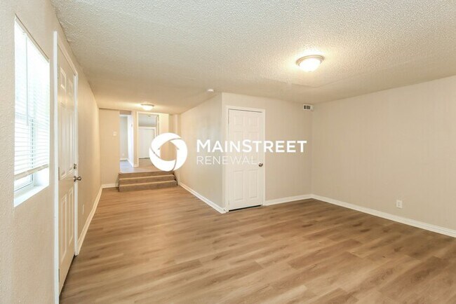 Building Photo - 4 Bedroom Pet-Friendly Home in MIDWEST CIT...
