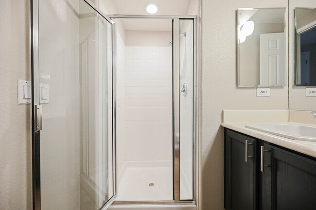 Building Photo - Beautiful 2 bd/2 bath condo in luxury gated Summerlin community ON TPC GOLF COURSE