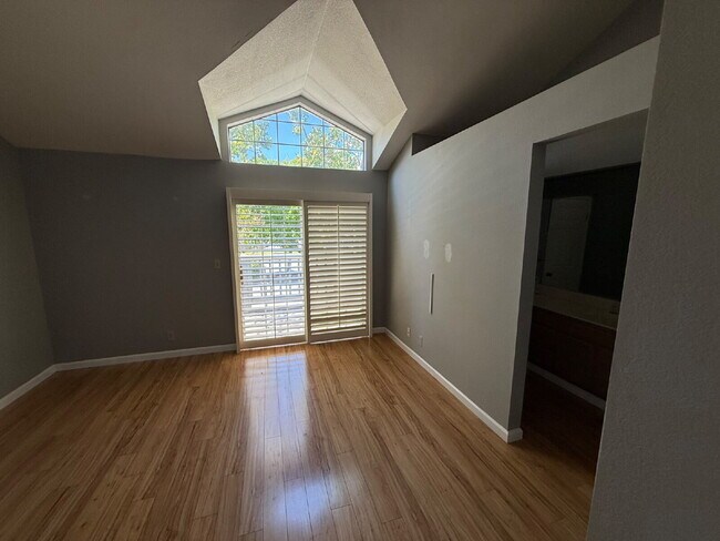 Building Photo - Beautiful 3 Bed/2.5 Bath Townhome