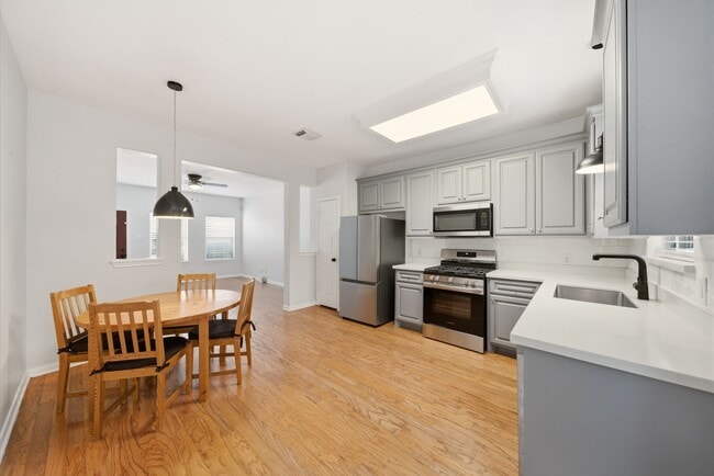 Building Photo - 218 Plaza Del Sol Park