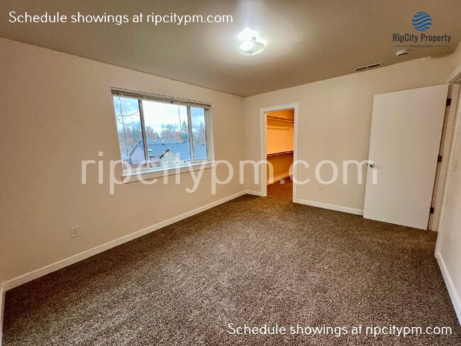 Building Photo - Free Rent! Remodeled 3-Bedroom, 2-Bath Top...