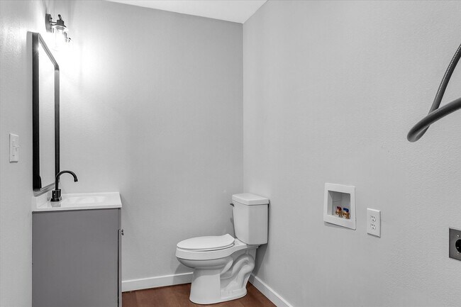 Building Photo - 107 E Elm St
