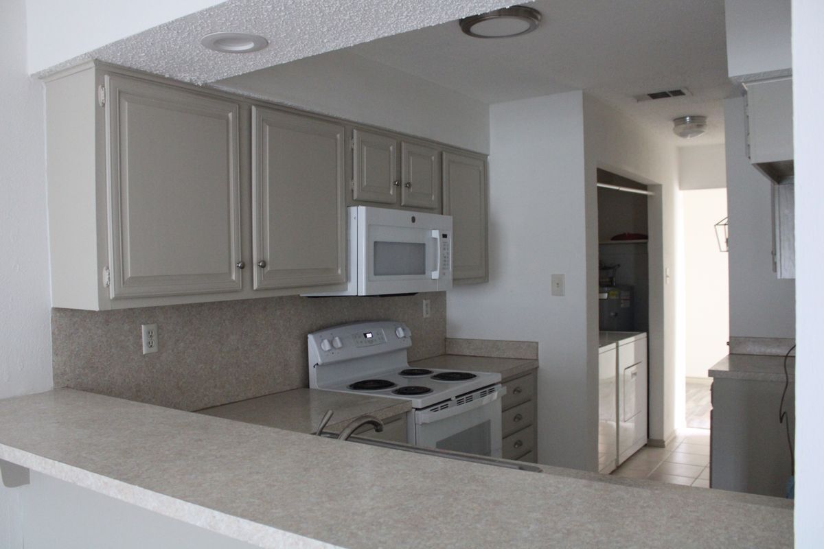 Building Photo - 2021 Towngate Dr