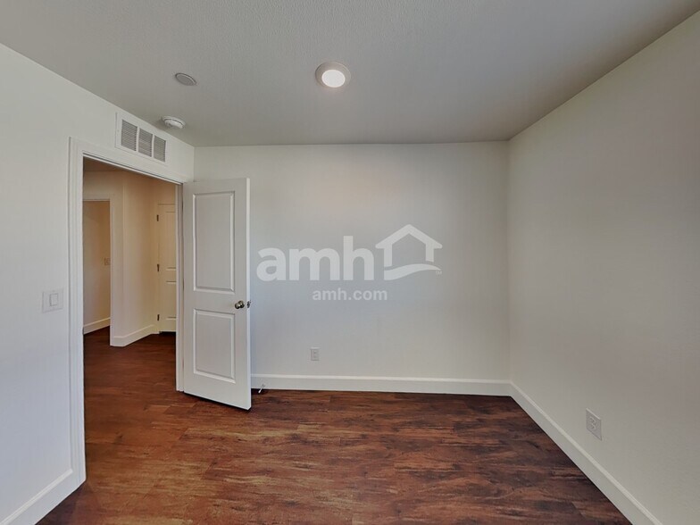 Building Photo - 132 Charmante Tulip Ln