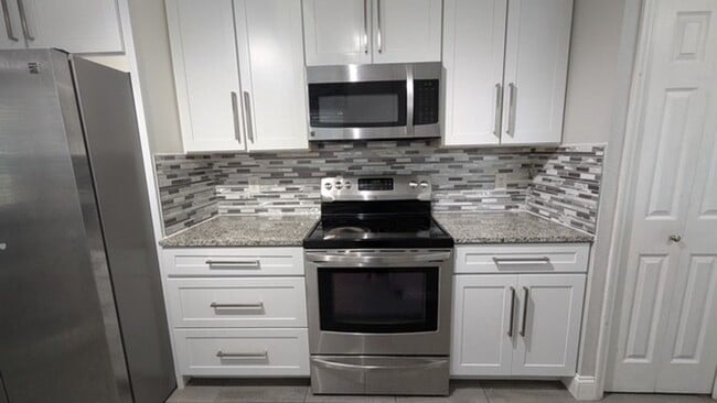 Building Photo - Beautiful Two-story home with Pool 3/2/2 car garage