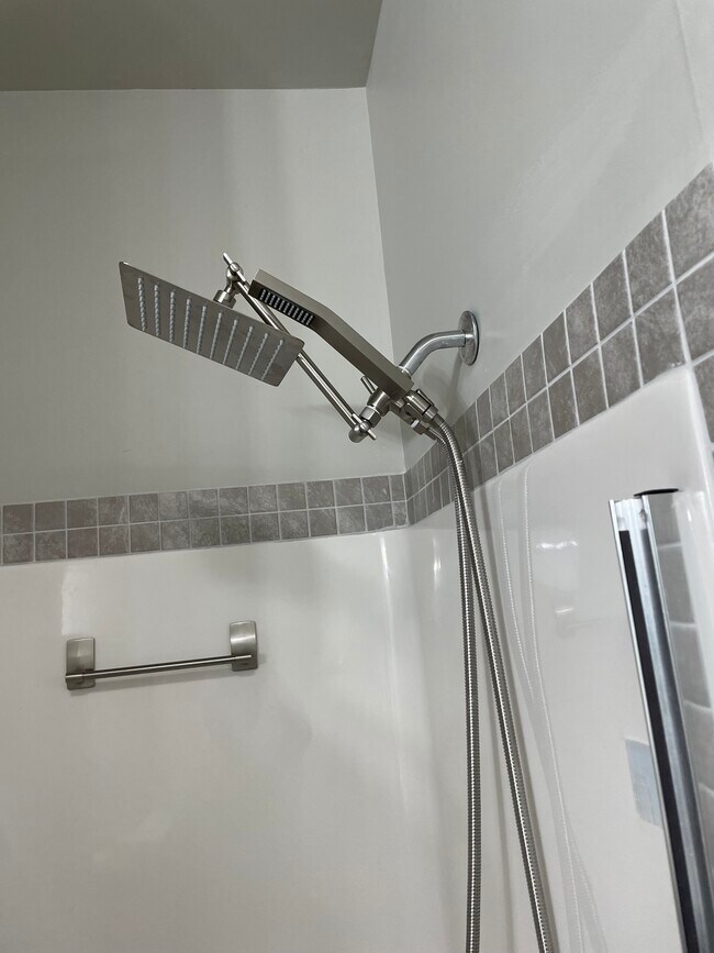 Building Photo - 2642 Dayview Ln