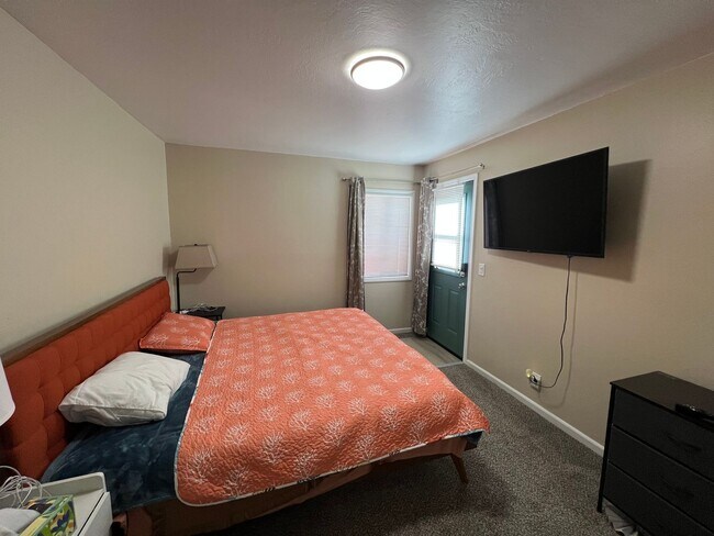 Building Photo - Home minutes from the beach