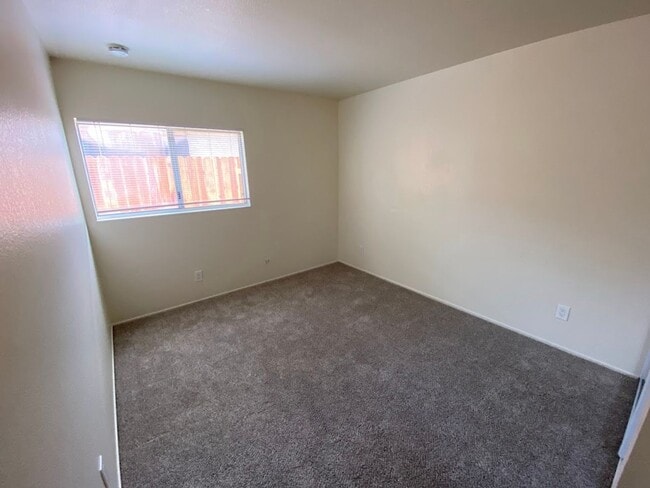 Building Photo - 3 Bedroom 2 Bathroom Home In Rosemont