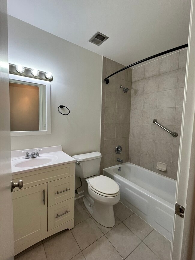 Building Photo - 1451 Cove Dr