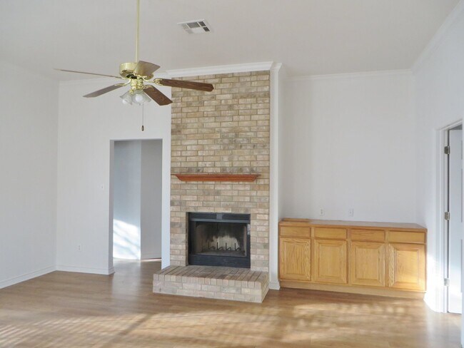 Building Photo - 3 Bedroom 2 Bathroom Parkview Estates Home