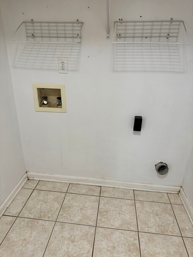 Building Photo - 3004 Southhampton Dr