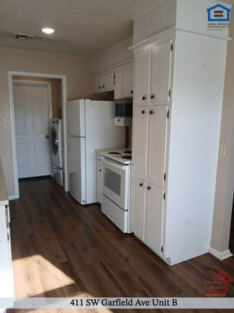 Building Photo - 411 SW Garfield Ave