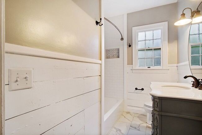 Building Photo - 1815 Linden Pl