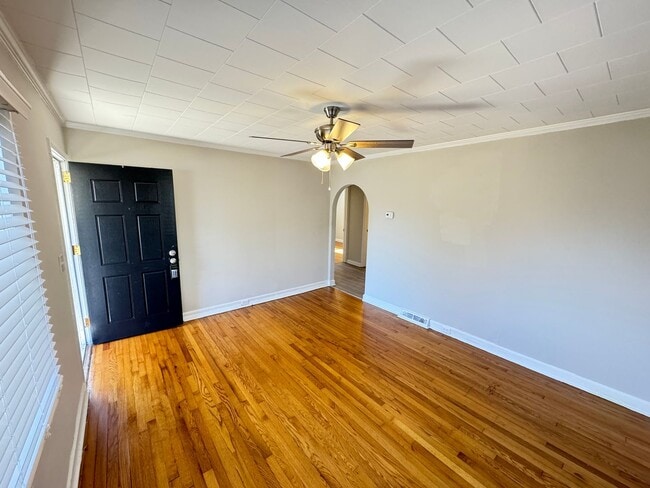 Building Photo - 2Bd/1Ba Fully Renovated 2024 House with Fe...