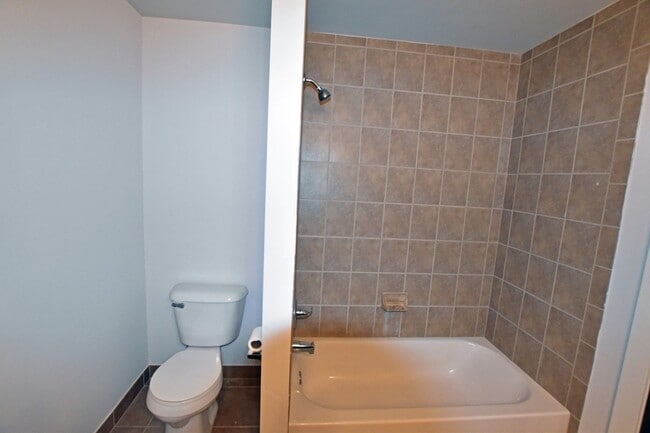 Building Photo - Shelby Township Townhouse -3 Bedrooms, 2.5 Baths, 2-Car attached garage, 1885 SF