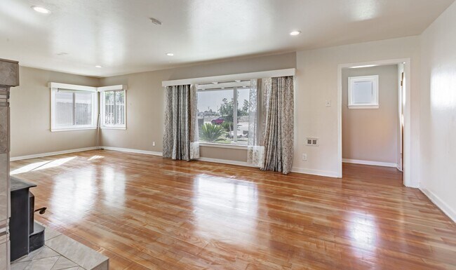 Building Photo - Charming 2 Bed / 2 Bath Home with Trailer Parking – Sanger, CA