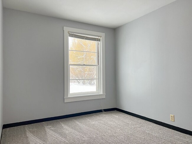 Building Photo - 3 bed/ 1 bath Single Family Home on Coffeen!