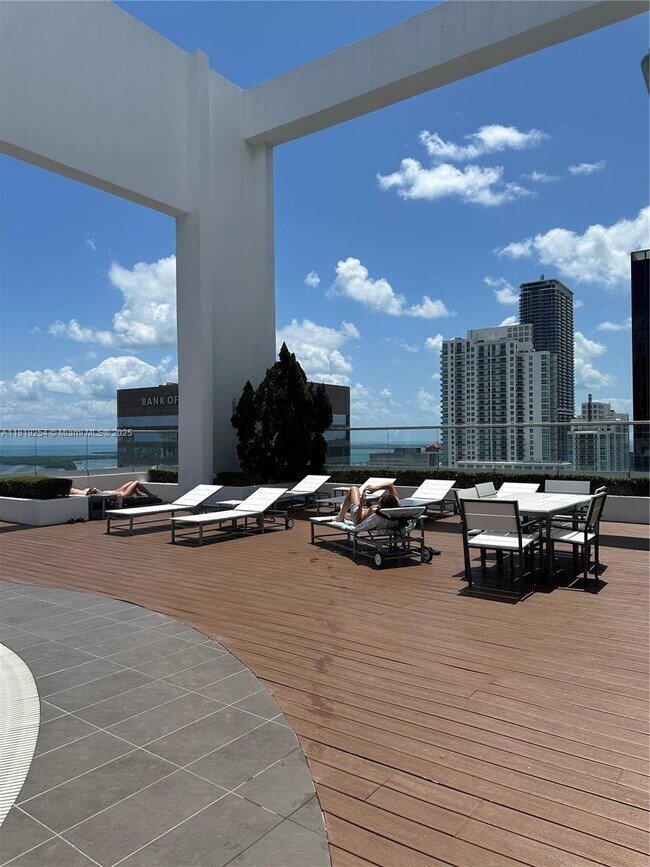 Building Photo - 500 Brickell Ave