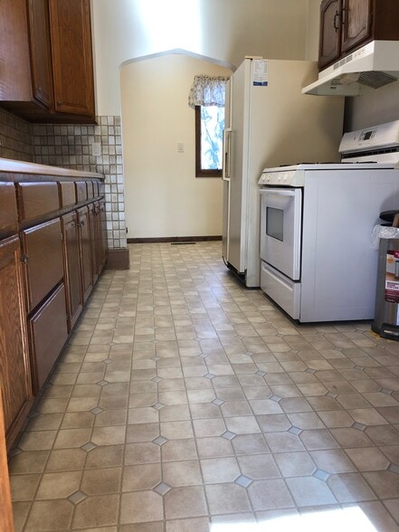 Kitchen with gas range and refrigerator / freezer - 509 E Vernon Ave