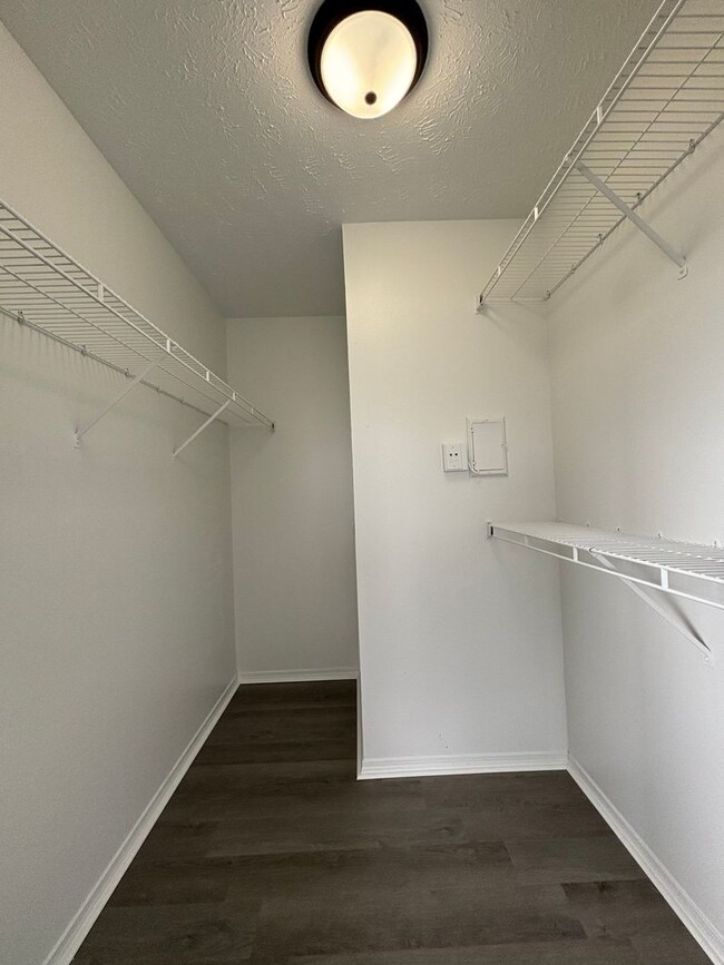 Building Photo - Remodeled 2 bedroom 2 full bathroom availa...