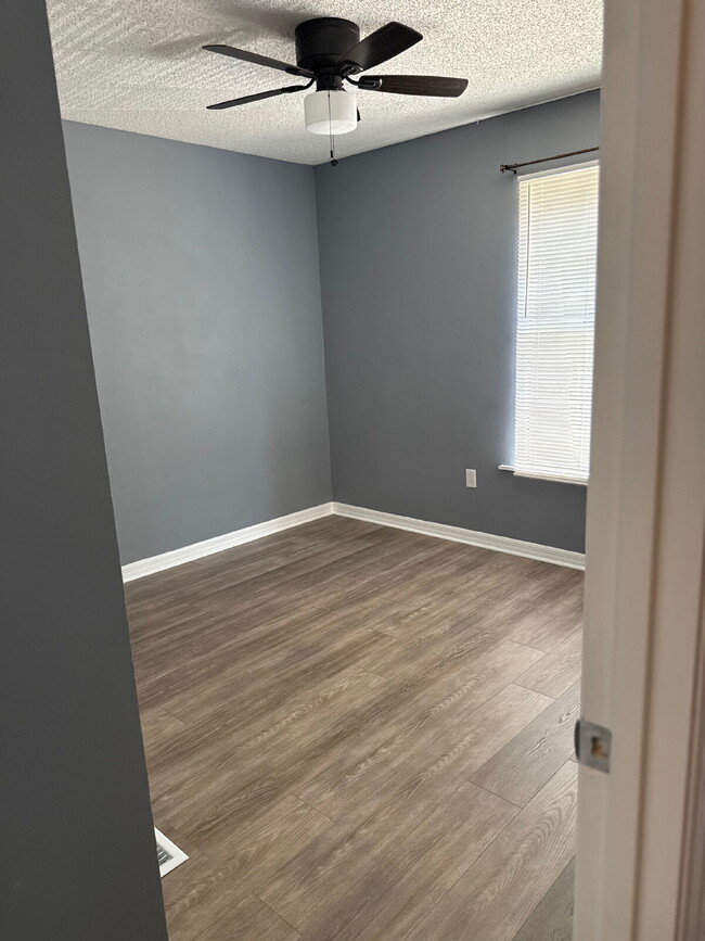 Building Photo - Newly Renovated 2 bedroom Townhouse