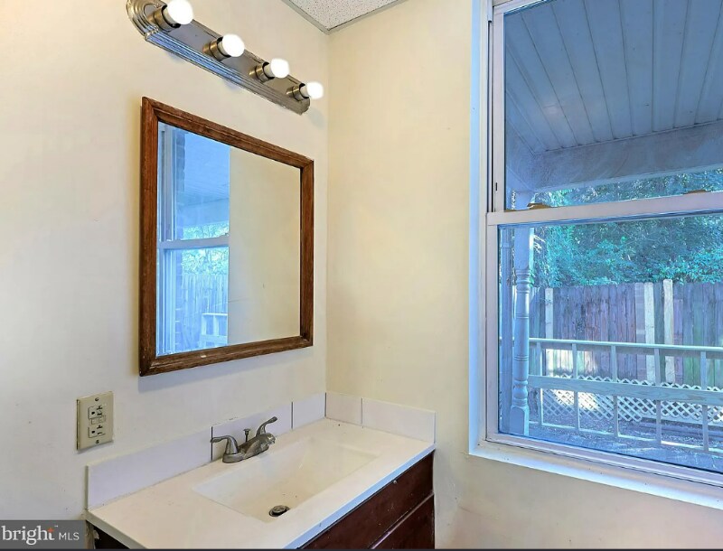 Building Photo - 410 Fayette St