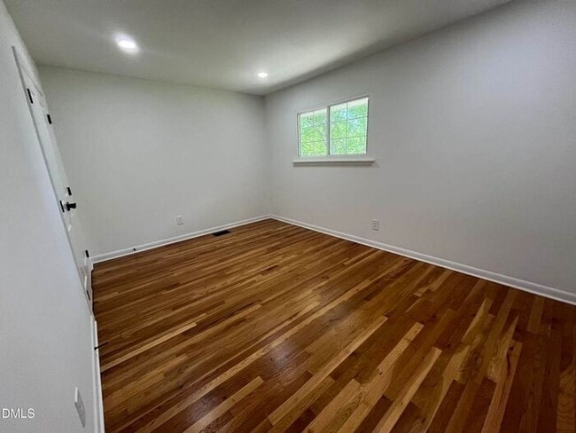 Building Photo - Five Point's hidden 2 Bed 1.5 Bath gem