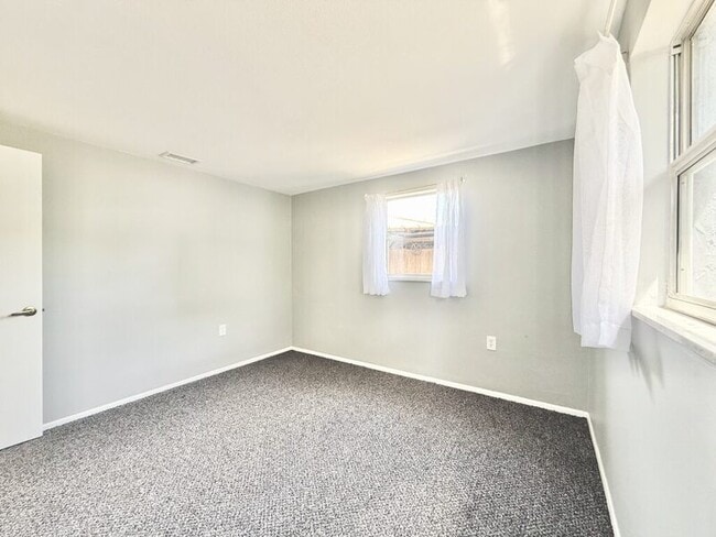 Building Photo - 1300 Classic Dr