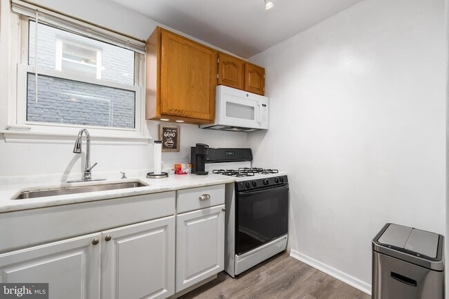 Building Photo - 42 Varnum St NE