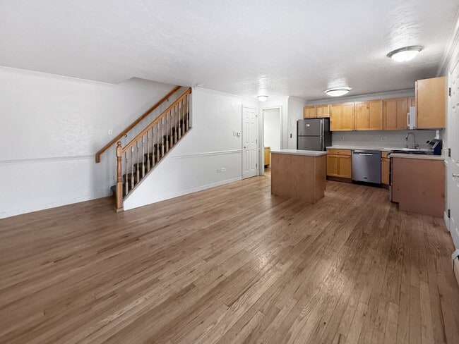 Building Photo - $0 DEPOSIT OPTION. CHEESMAN PARK! TWO STORY CONDO! ADDITIONAL HALF BATH ON MAIN LEVEL! PARKING, H...