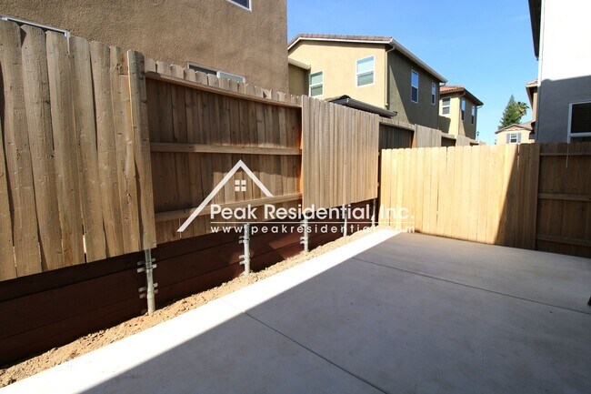 Building Photo - Brand New Rocklin 4bd/3ba House with 2 Car...