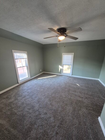 Building Photo - 302 Maple St