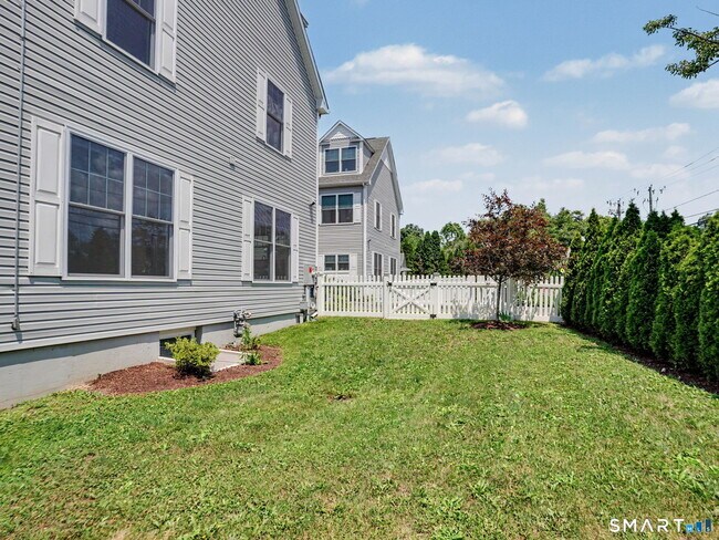 Building Photo - 604 Newfield Ave
