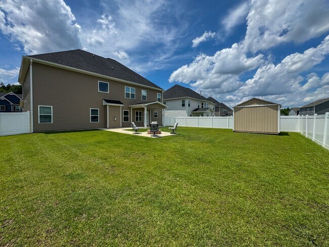 Building Photo - Stunning 5 Bed 4.5 Bath Fayetteville Home with Fenced Yard