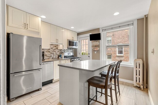 Building Photo - 376 Riverway