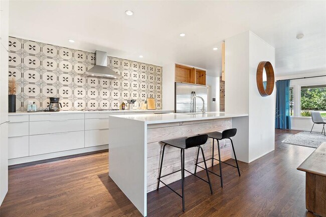 Building Photo - 2202 Montclaire St