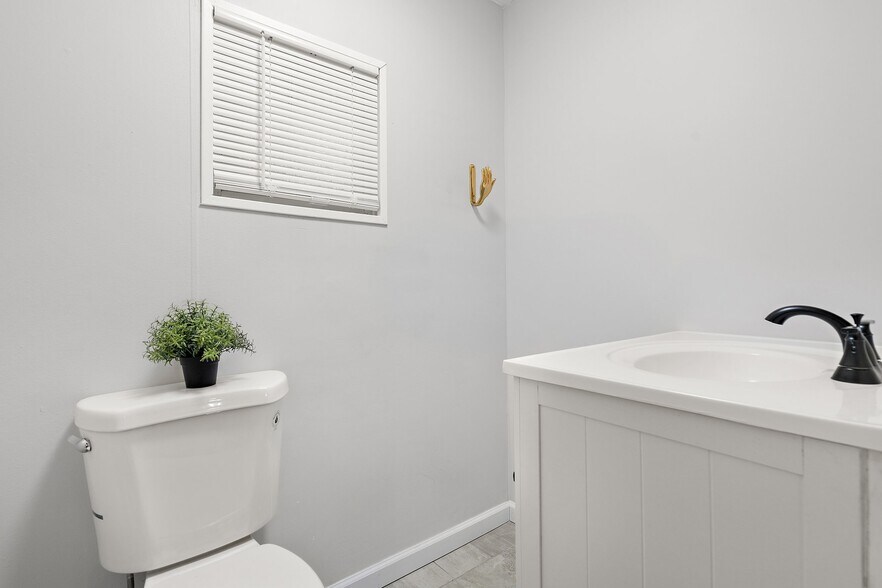 Building Photo - 1123 Brabec St