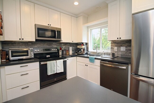 Building Photo - 9020 SE Stephens St