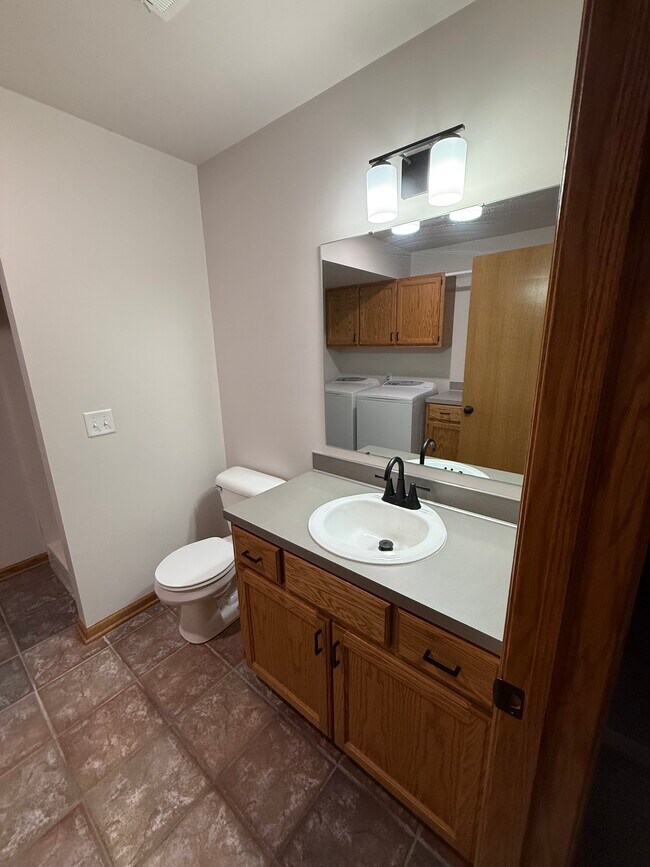 Building Photo - 8197 Cottonwood Dr