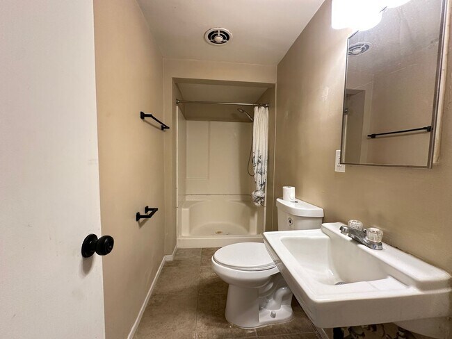 Building Photo - Adorable 3 Bed 2 Bath Fullerton Home Avail...