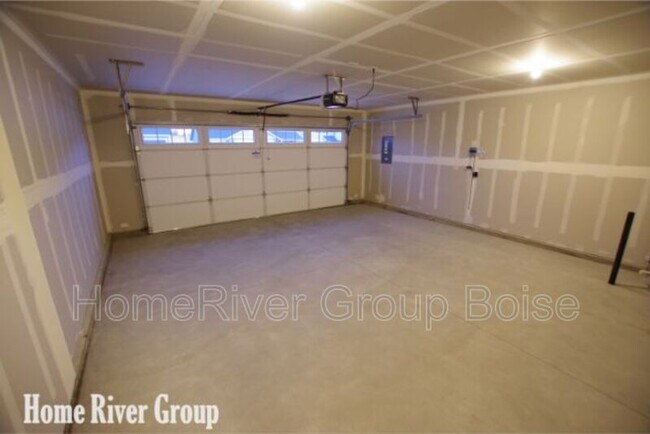 Building Photo - 1449 W Crooked River Dr