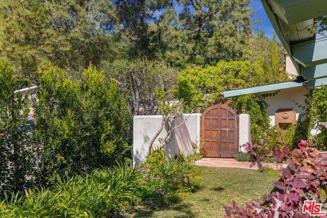 Building Photo - 1336 Bienveneda Ave