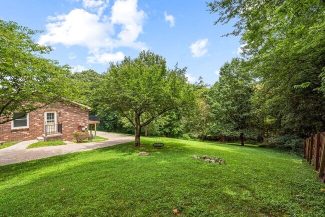 Building Photo - Pet Friendly Three Bedroom with Basement!