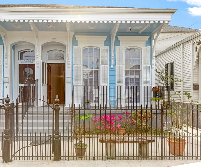 Private Front yard and porch - 1220 Harmony St