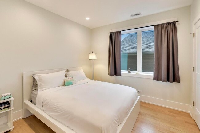 Building Photo - 3320 N Narragansett Ave