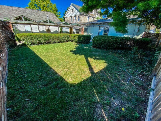 Building Photo - Remodeled Westgate Home with Attached Prof...