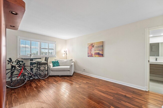 Building Photo - 1160 Hillsboro Mile